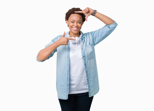 Mujer Afroamericana Joven Con Auriculares Sobre Fondo Aislado Sonriendo Haciendo —  Fotos de Stock