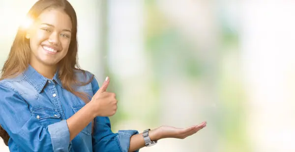 Joven Hermosa Morena Con Camisa Mezclilla Azul Sobre Fondo Aislado —  Fotos de Stock