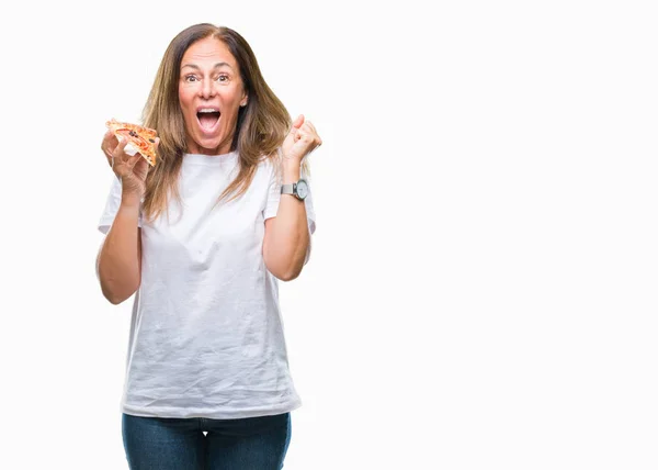 中年ヒスパニック女性誇りに思って叫んでと勝利と非常に興奮して 成功を祝って孤立の背景にピザのスライスを食べる感情を応援 — ストック写真