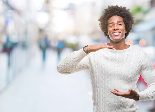 Hombre Afroamericano Sobre Fondo Aislado Gesticulando Con Las Manos Mostrando —  Fotos de Stock