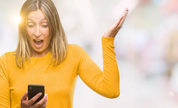 Jovem Mulher Bonita Enviando Mensagem Usando Smartphone Sobre Fundo Isolado — Fotografia de Stock