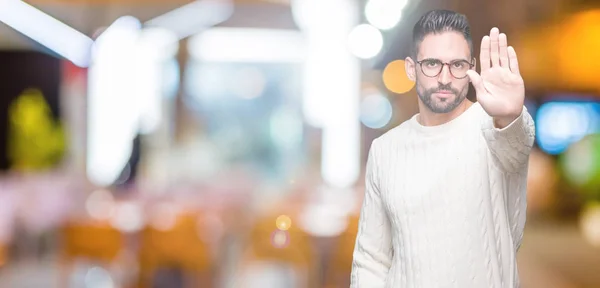 Joven Hombre Guapo Con Gafas Sobre Fondo Aislado Haciendo Dejar —  Fotos de Stock