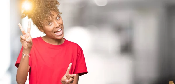 Mooie Jonge Afro Amerikaanse Vrouw Geïsoleerde Achtergrond Glimlachend Zoek Naar — Stockfoto