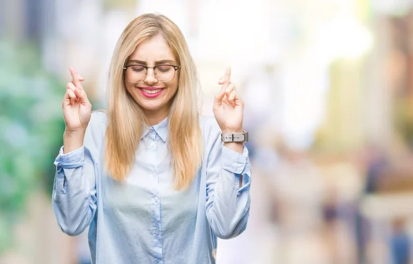 Ung Vacker Blond Affärskvinna Glasögon Över Isolerade Bakgrund Leende Korsning — Stockfoto