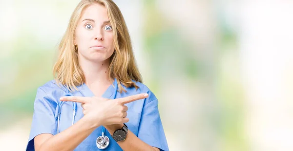 Hermosa Mujer Doctora Joven Con Uniforme Médico Sobre Fondo Aislado — Foto de Stock