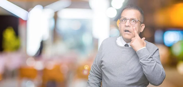 Medelåldern Bussines Arabisk Man Glasögon Över Isolerade Bakgrund Peka Ögat — Stockfoto
