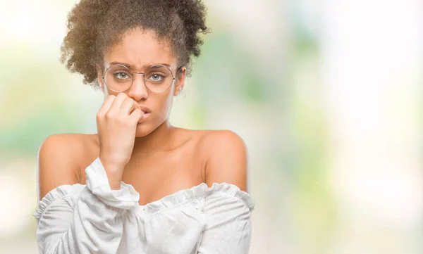 年轻的美国黑人妇女戴着眼镜在孤立的背景下 看着压力和紧张的嘴咬指甲的手 焦虑问题 — 图库照片