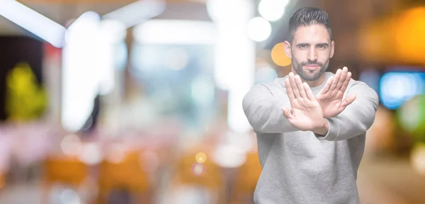 Joven Hombre Guapo Con Sudadera Sobre Fondo Aislado Expresión Rechazo —  Fotos de Stock