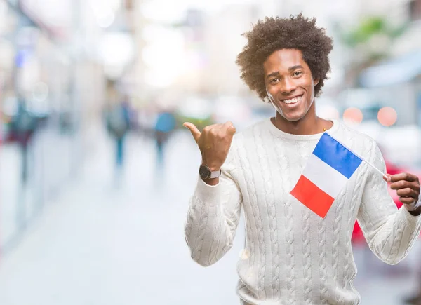 Bandera Hombre Afroamericano Francia Sobre Fondo Aislado Señalando Mostrando Con —  Fotos de Stock