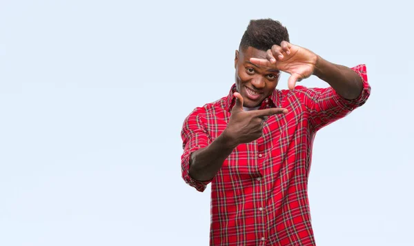 Молодий Афроамериканець Людиною Над Ізольованих Фону Посміхаючись Прийняття Кадру Рук — стокове фото