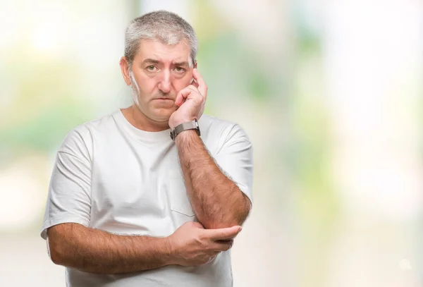 分離背景考えて見るとハンサムな年配の男性は疲れや 組んだ腕を持つうつ病問題に退屈 — ストック写真