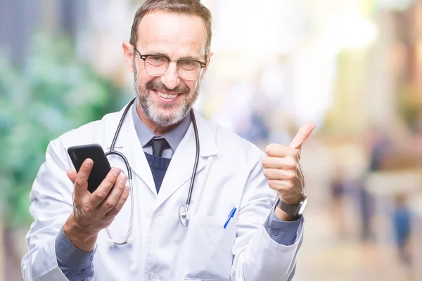 Medelåldern Senior Hoary Doktor Mannen Textning Med Smartphone Isolerade Bakgrunden — Stockfoto