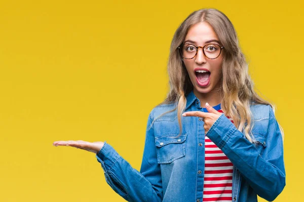 Hermosa Joven Rubia Con Gafas Sobre Fondo Aislado Sorprendida Sonriendo —  Fotos de Stock