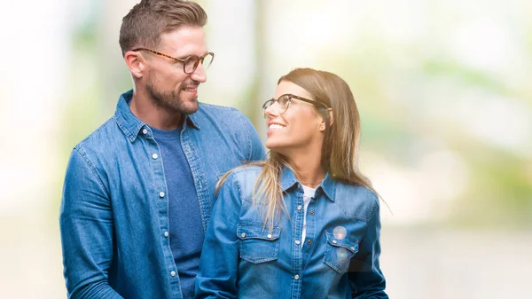 Junges Verliebtes Paar Mit Brille Vor Isoliertem Hintergrund Das Mit — Stockfoto