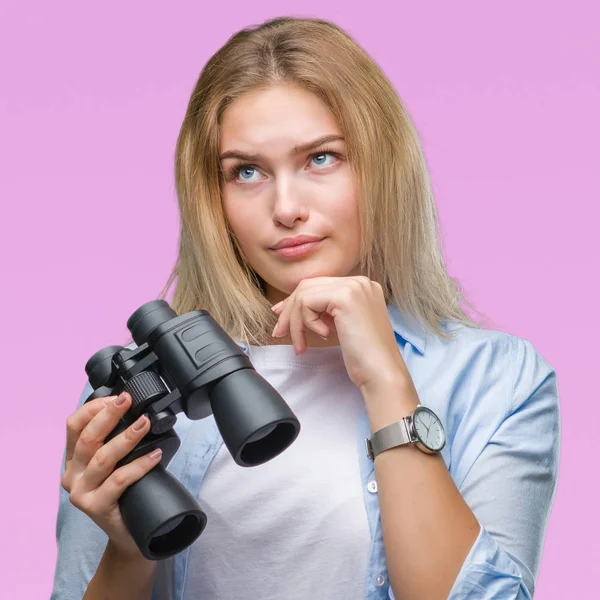 Mulher Branca Jovem Segurando Binóculos Sobre Fundo Isolado Rosto Sério — Fotografia de Stock