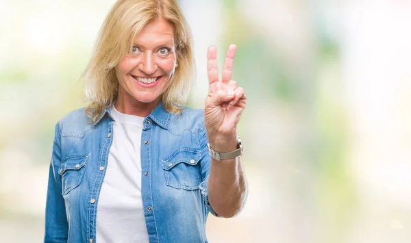 Blonde Frau Mittleren Alters Über Isoliertem Hintergrund Die Mit Glücklichem — Stockfoto