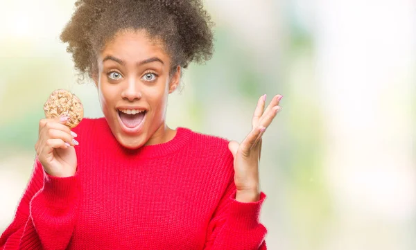 Joven Mujer Afroamericana Comiendo Galleta Chocolate Sobre Fondo Aislado Muy — Foto de Stock