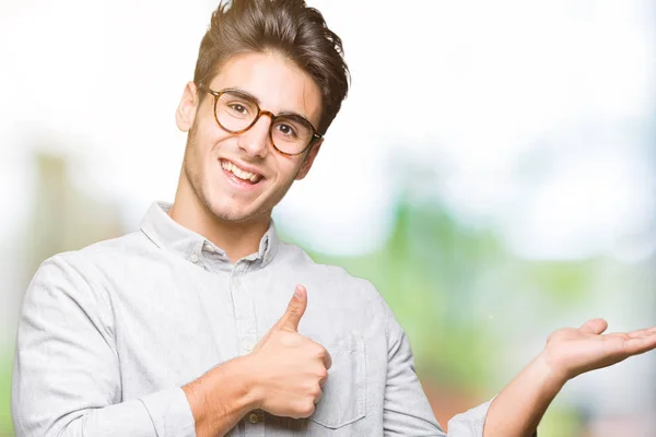 Joven Hombre Guapo Con Gafas Sobre Fondo Aislado Mostrando Palma — Foto de Stock