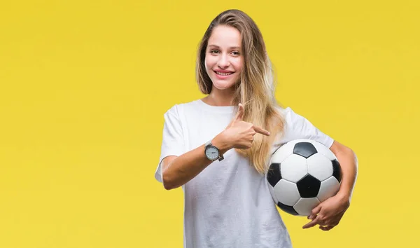 Joven Hermosa Mujer Rubia Sosteniendo Pelota Fútbol Sobre Fondo Aislado —  Fotos de Stock