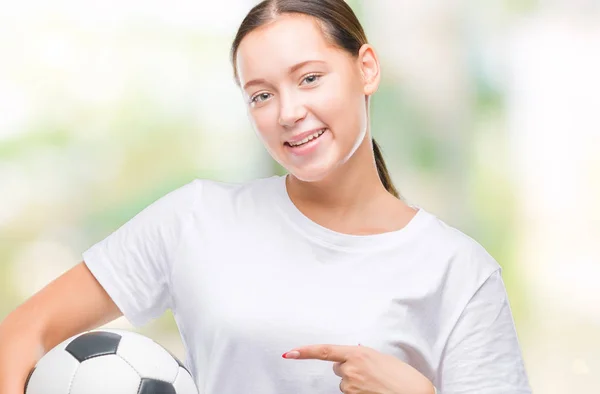 Jovem Bela Mulher Caucasiana Segurando Bola Futebol Sobre Fundo Isolado — Fotografia de Stock