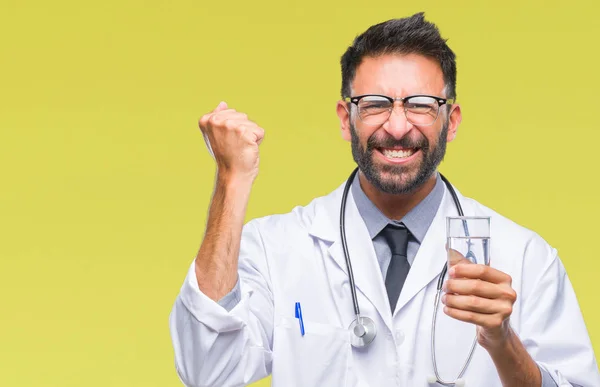 Médico Hispano Adulto Bebiendo Vaso Agua Sobre Fondo Aislado Molesto — Foto de Stock