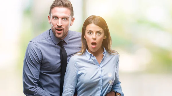 Jonge Werknemers Business Paar Geïsoleerde Achtergrond Bang Geschokt Met Verrassing — Stockfoto