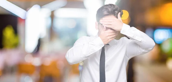 Mladý Obchodní Muž Nosí Brýle Přes Izolované Pozadí Krycí Oči — Stock fotografie