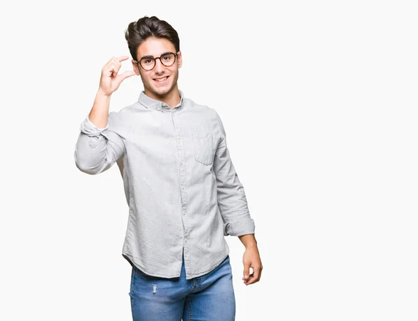 Homem Bonito Jovem Vestindo Óculos Sobre Fundo Isolado Sorrindo Gestos — Fotografia de Stock