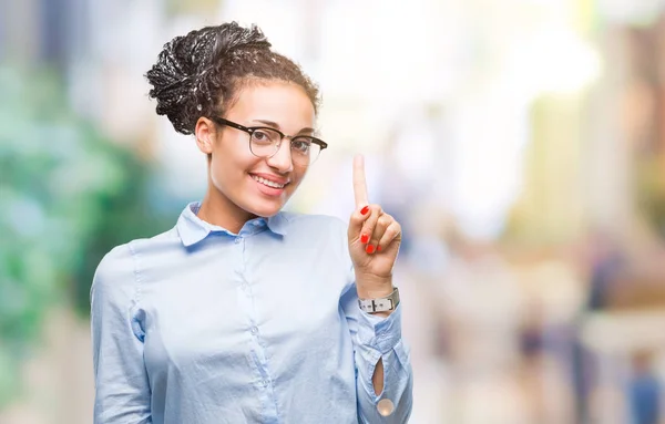 Joven Chica Negocios Afroamericana Trenzada Pelo Usando Gafas Sobre Fondo —  Fotos de Stock