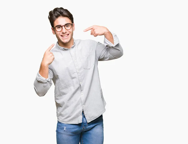 Homem Bonito Jovem Usando Óculos Sobre Fundo Isolado Sorrindo Confiante — Fotografia de Stock