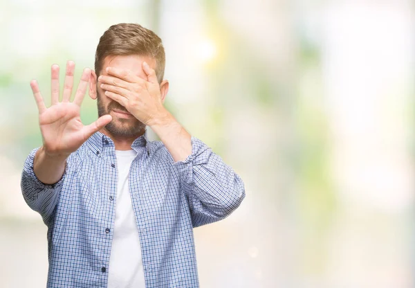 Joven Hombre Guapo Vistiendo Una Camiseta Blanca Sobre Fondo Aislado —  Fotos de Stock