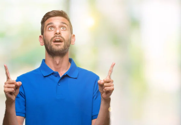 Joven Hombre Guapo Sobre Fondo Aislado Asombrado Sorprendido Mirando Hacia —  Fotos de Stock