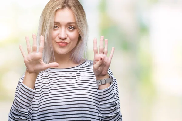Sarışın genç kadın gösterilen ve parmakları ile işaret izole arka plan üzerinde numara 9 kendinden emin ve mutlu gülümseyerek süre.