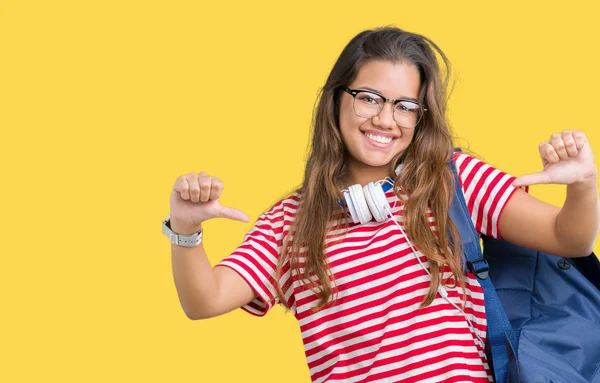 Joven Hermosa Estudiante Morena Con Auriculares Mochila Sobre Fondo Aislado —  Fotos de Stock