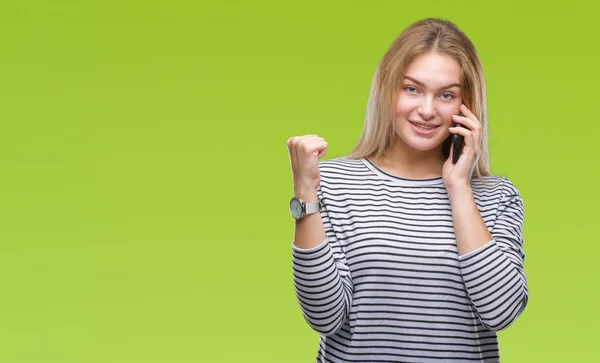 Jonge Kaukasische Vrouw Smartphone Scherm Tonen Geïsoleerde Achtergrond Schreeuwen Trots — Stockfoto
