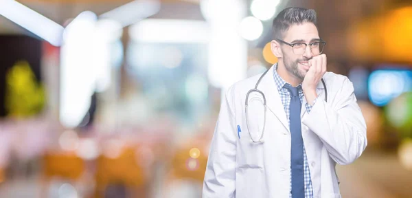 Bello Giovane Medico Sfondo Isolato Cercando Stressato Nervoso Con Mani — Foto Stock