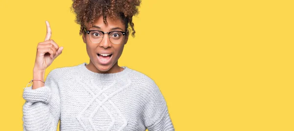 Linda Jovem Afro Americana Vestindo Camisola Inverno Sobre Fundo Isolado — Fotografia de Stock