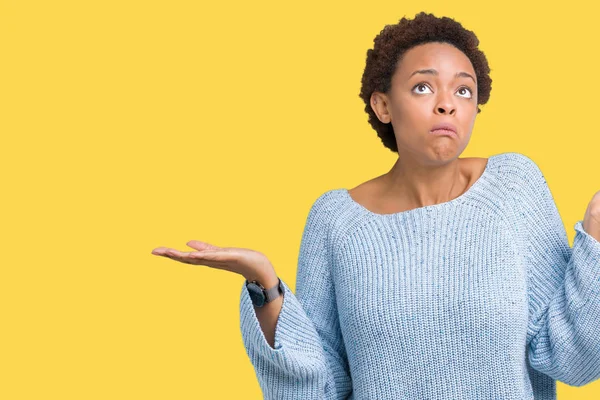 Jovem Mulher Afro Americana Bonita Vestindo Uma Camisola Sobre Fundo — Fotografia de Stock