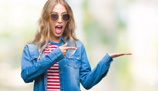 Bella Giovane Donna Bionda Che Indossa Occhiali Sole Sfondo Isolato — Foto Stock