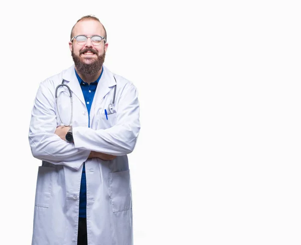 Jovem Homem Médico Caucasiano Vestindo Casaco Branco Médico Sobre Fundo — Fotografia de Stock