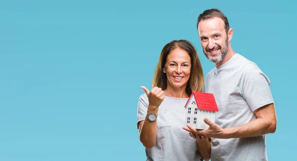 Hispanisches Paar Mittleren Alters Das Ein Neues Haus Kauft Vor — Stockfoto