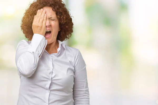 Mooie Midden Ager Senior Businees Vrouw Geïsoleerde Achtergrond Geeuwen Moe — Stockfoto