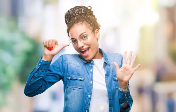 Ung Flätade Hår Afrikanska Amerikanska Flickan Bär Glasögon Över Isolerade — Stockfoto