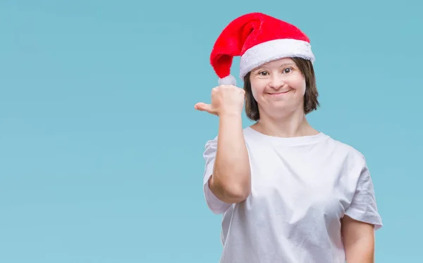 Ung Vuxen Kvinna Med Downs Syndrom Jul Hatt Och Pekar — Stockfoto