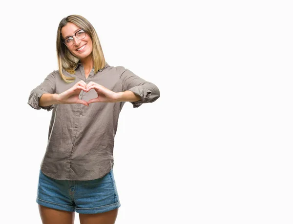 Ung Vacker Kvinna Över Isolerade Bakgrund Leende Kärlek Visar Hjärtsymbolen — Stockfoto