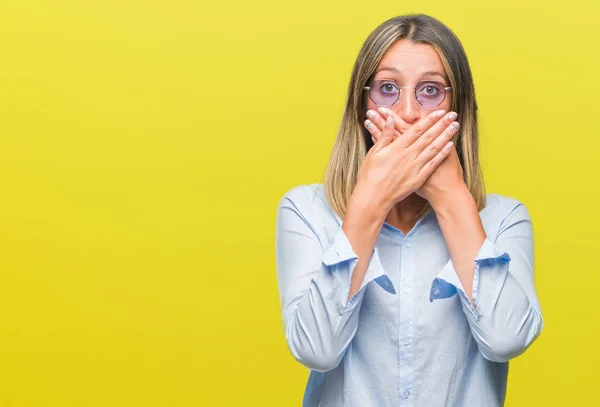 Joven Hermosa Mujer Con Gafas Sol Sobre Fondo Aislado Impactó —  Fotos de Stock