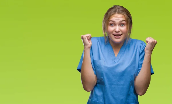 Jonge Kaukasische Verpleegkundige Vrouw Chirurg Uniform Dragen Geïsoleerde Achtergrond Vieren — Stockfoto