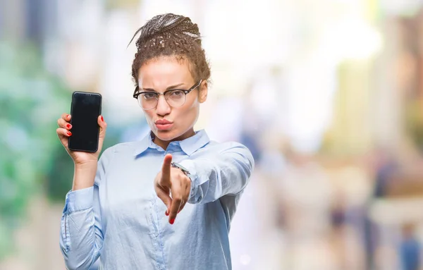 Jovem Trançado Cabelo Afro Americano Menina Negócios Mostrando Tela Smartphone — Fotografia de Stock