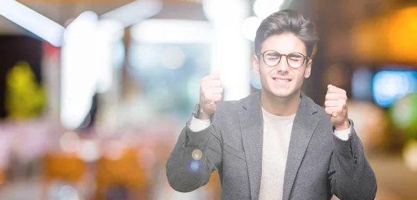 Jeune Homme Affaires Portant Des Lunettes Sur Fond Isolé Excité — Photo