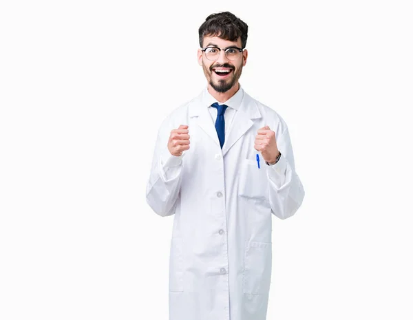 Jovem Cientista Profissional Vestindo Casaco Branco Sobre Fundo Isolado Comemorando — Fotografia de Stock